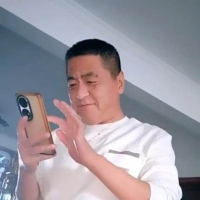 大叔现场观摩骚O献菊大帽大叔，吸奶内射