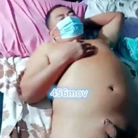 口罩男偷玩喝酒长辈