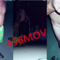 小伙约眼镜熊叔工地顶楼激情操