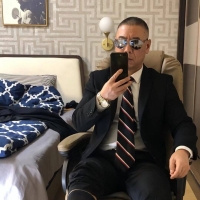 网红肌肉男神帅叔抱起帅哥来操非常猛，最后草射套里