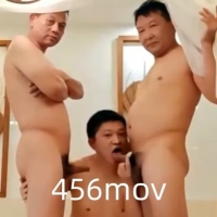 小骚零约两中年大叔互口玩3P啪啪