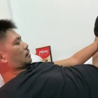 大叔和眼镜哥居家激情片段