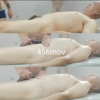 搓澡三名撸射帅老大爷