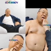 某音网红男神帅叔射在别人脚上最后还舔脚上精液丰富表情