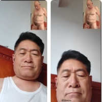 帅大叔激情撸粗大鸡巴射精