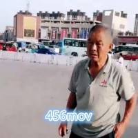 广场套路摩的大爷喷精水（24）