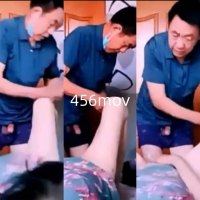 偷拍儒雅大爷内裤没脱就开操