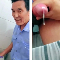 牛逼妖女当着另外两老头面撸射老保安（28）