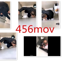 牛人厕所偷拍大叔撸吃鸡