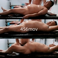 偷拍给胖大肚壮熊叔搓澡撸屌玩