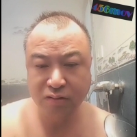 (原创)粉嫩鸡鸡的大叔在洗澡的时候射了