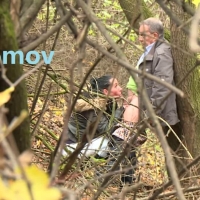 外国骚女大街上随机邀请老头进树林野合