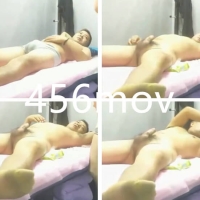 偷拍帅叔大屌吸引两女一起服务