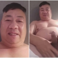 大鼻子胖叔打飞机射精喷的好高