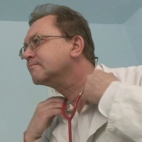 胖伯冒充老医生乘机玩了女孩 720P