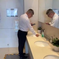 偷拍大叔上班厕所打飞机