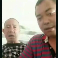 醉汉忽悠邻居老头摸玩其吊