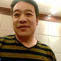 R8原创中年大叔全裸语音互动撸射很多。