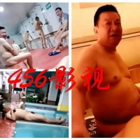 浴室偷拍(有大鸟还给摸）