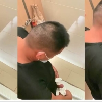 偷拍大叔在医院厕所打飞机取精和大叔在厕所操别人表情射