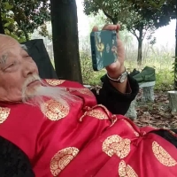 废弃公园里和老爷爷玩耍