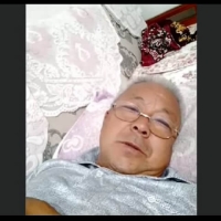 骚老伯怕老伴看见在厕所玩粗大吊