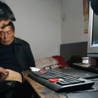 两中老家中约会自拍