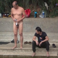 裸泳圣地偷拍系列第46集：形态各异的大叔们