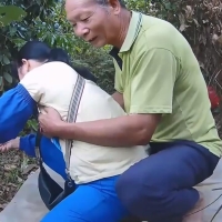 猴急大爷衣服没有脱就揉奶内射