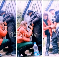 勾搭两老去隐秘墙角玩耍