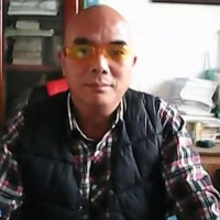 T481原创首发新人中学老师在书桌上来回蹭鸡鸡撸射